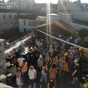 Viele Menschen auf einem Rooftop bei einer Veranstaltung von Nomade