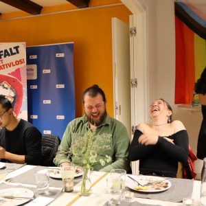 Menschen beim Dinner von Nomade, die lachen